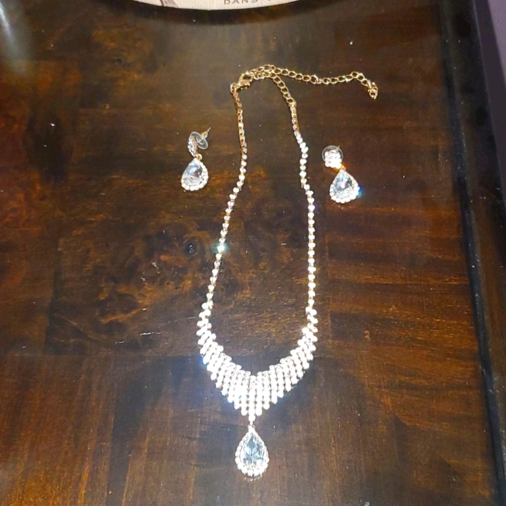 Rhinestone gold toned fashion necklace & earrings